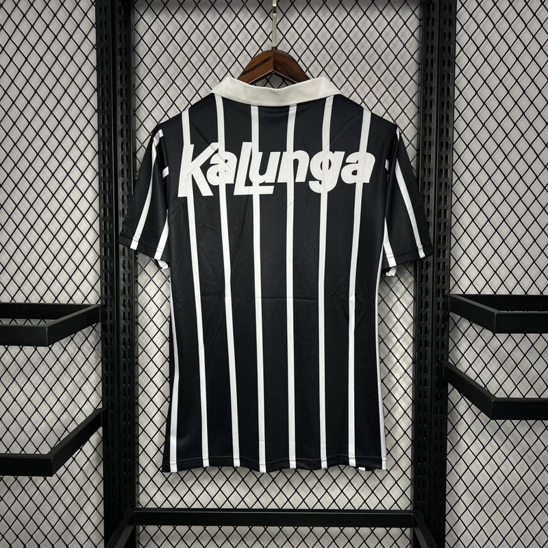 Camisa Corinthians away 1990/91 finta retro masculina com listras verticais em preto e branco, gola polo preta e escudo Bordado mó peito modelo clássico dos anos 90