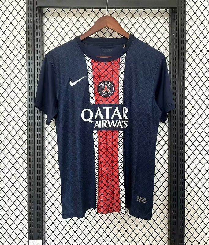 Camisa PSG 2025/26 Nike Torcedor Masculino azul, com escudo do Paris Saint-Germain bordado no peito, detalhes em vermelho e branco, modelo  com tecnologia Dri-FIT, ideal para torcedores apaixonados.