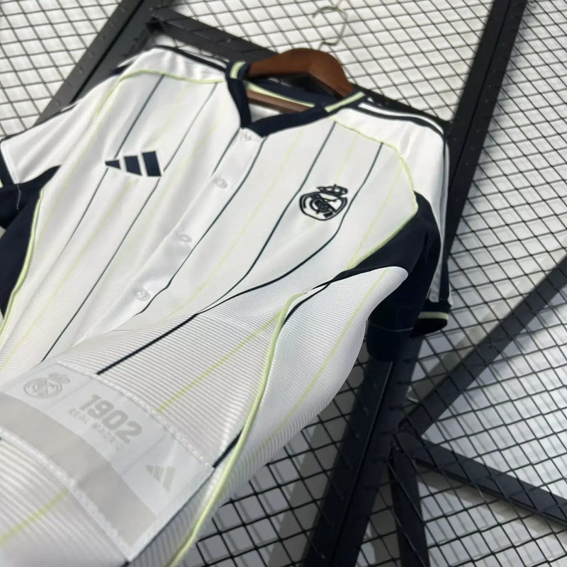 
Camisa Real Madrid Baseball 2025/2026 Adidas Torcedor Masculina branca, com listras verticais, escudo bordado do Real Madrid e design inspirado em uniformes retrô de baseball.