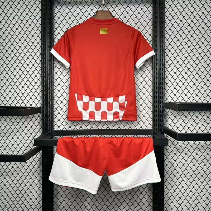Kit Infantil Girona Home I 2024/25 Puma com camisa e short, tecido leve e respirável, ideal para pequenos torcedores do Girona FC com estilo e conforto."