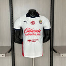 Camisa Chivas Guadalajara Away II 2024/25 Puma Jogador Branca, uniforme mexicano, escudo premium, tecnologia DryCELL, versão atleta"
