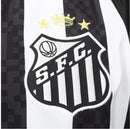 Camisa-Santos-Away-II-2025/26- Umbro-Torcedor-Masculina-na-cor-branca-com-detalhes-em-preto-escudo do-Santos-bordado-no-peito-esquerdo e-logo-Umbro-no-lado-direito-modelo -para-torcedores-em-fundo-branco