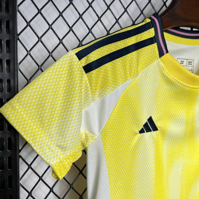 Kit Infantil Juventus Away II 2024/25 Adidas amarelo com camisa e short, tecido leve e respirável, ideal para pequenos torcedores da Juve com estilo e conforto."