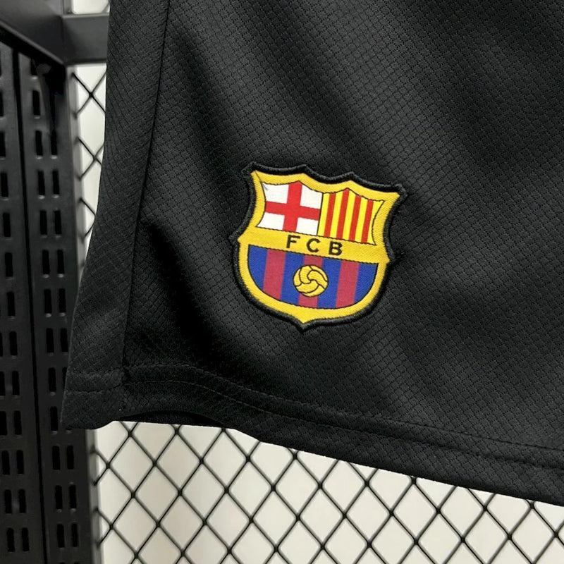 Conjunto completo do Kit Infantil Barcelona Edição One Piece 2025/26 Nike, incluindo camisa e calção, design inspirado no anime One Piece, perfeito para pequenos torcedores e uso esportivo