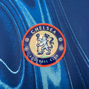 Camisa Chelsea Home 2024/25 Masculina para torcedor, azul royal com detalhes em branco, modelo oficial do clube, ideal para fãs do Chelsea FC"