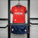 Kit Infantil Osasuna Home I 2024/25 vermelho e azul com camisa e short, tecido leve e respirável, ideal para pequenos torcedores do clube de Pamplona."