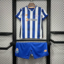 Kit Infantil FC Porto Home I 2024/25 New Balance, camisa azul e branca com listras verticais, escudo oficial do clube, tecido leve e confortável, conjunto completo com shorts para crianças de 3 a 13 anos
