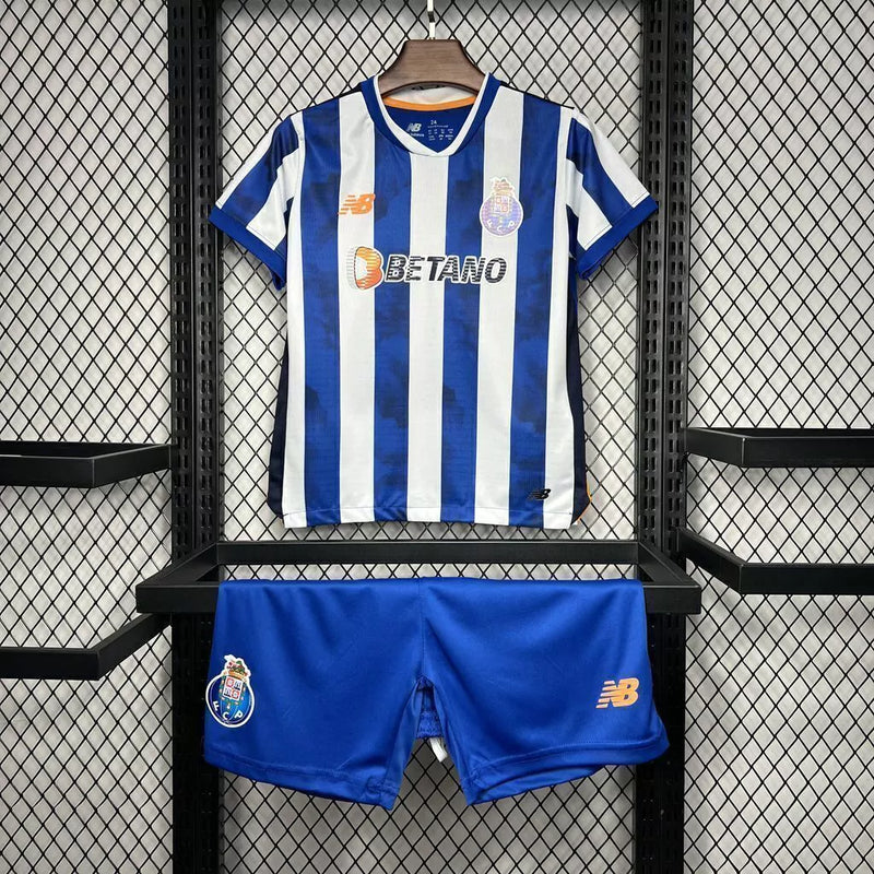 Kit Infantil FC Porto Home I 2024/25 New Balance, camisa azul e branca com listras verticais, escudo oficial do clube, tecido leve e confortável, conjunto completo com shorts para crianças de 3 a 13 anos
