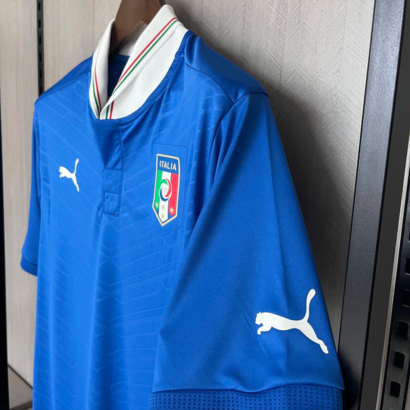 Camisa Itália Home I 2012/13 Puma Retrô Masculina, azul, com escudo da seleção italiana e logo Puma em destaque, feita em tecido leve e confortável, modelo retrô com caimento solto, ideal para colecionadores e torcedores.”