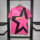 Camisa Juventus Away II 2011/12 Nike Retrô Masculina rosa, escudo da Juventus bordado no peito, gola redonda clássica e detalhes em preto e branco.