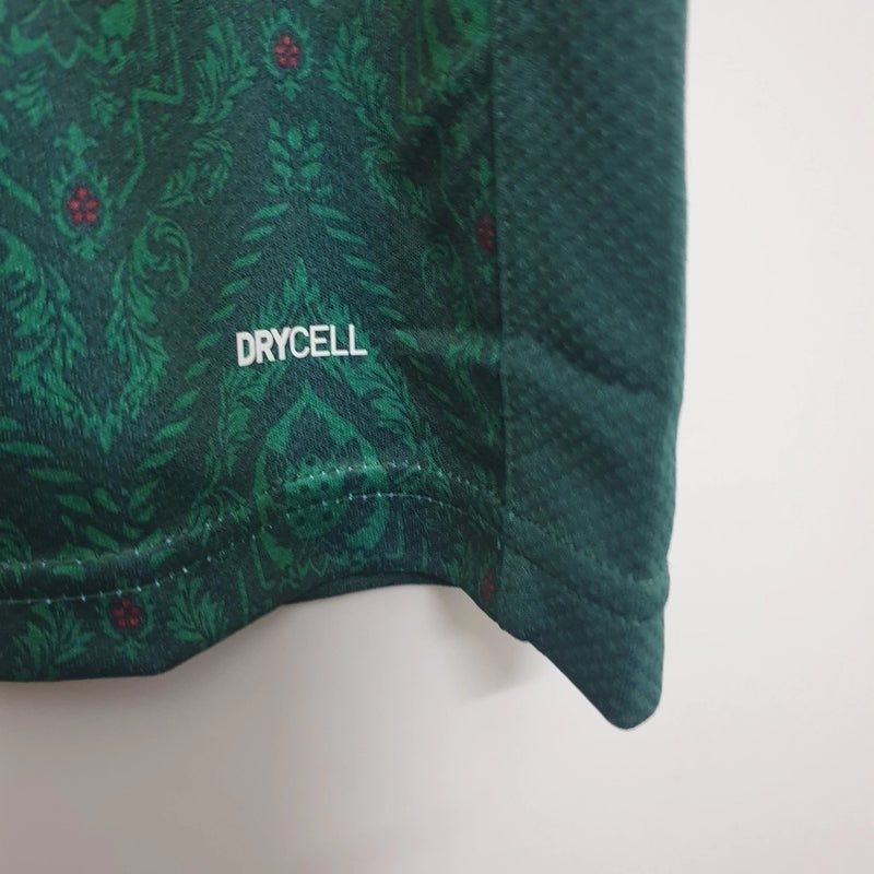 Camisa Itália Third III 'Renascimento' 2019/20 Puma Retrô masculina, azul com detalhes clássicos e modernos, escudo da seleção italiana no peito, design inspirado na temporada 2019/20, feita em tecido leve e confortável, ideal para colecionadores e fãs de futebol histórico.”