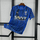 Camisa Al-Hilal Home I 2025/26 Puma Torcedor Masculina azul, uniforme oficial do clube saudita Al-Hilal, design moderno com tecnologia Puma DryCell, confortável e respirável, ideal para torcedores, colecionadores e fãs de futebol asiático