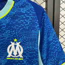 Camisa Olympique Marseille Third III 2025/26 Puma Torcedor Masculina Azul, com escudo do OM aplicado, tecnologia dryCELL e design moderno que celebra a paixão e energia do clube francês.”
