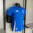Camisa Itália Home I 2024/25 Adidas Jogador Masculina, azul, modelo slim fit de alta performance, com escudo da seleção italiana e logo Adidas em destaque, feita em tecido leve, respirável e usado pelos atletas.”