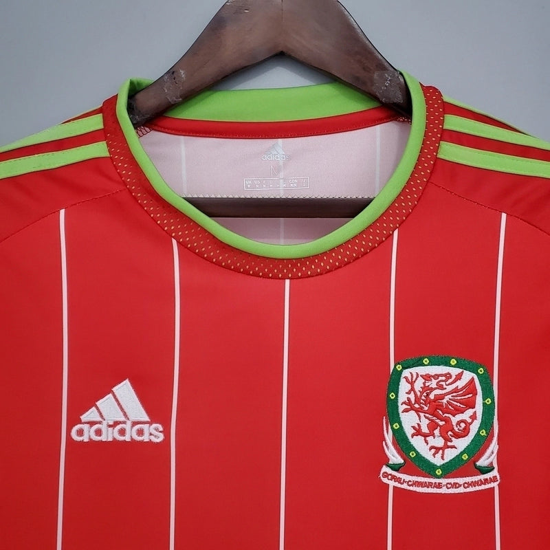 Camisa País de Gales Home 2016/17 Adidas retrô masculina vermelha com detalhes brancos, gola careca e tecido leve, modelo histórico para torcedores e colecionadores"