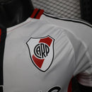 Texto alternativo para imagem:
"Camisa River Plate Third (3) 2024/25 Adidas Jogador Masculina preta com detalhes em cinza e vermelho, escudo aplicado em silicone 3D, logo Adidas e tecnologia HEAT.RDY, versão oficial usada pelos atletas em campo."

