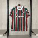
Camisa Fluminense Home 2025/26 Umbro Torcedor Masculina tricolor com listras verticais em verde, grená e branco, escudo bordado no peito e design moderno da temporada 2025/26