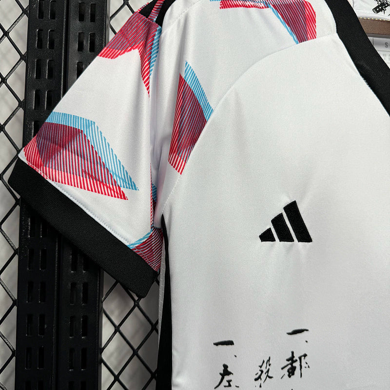 Camisa Japão Edição One Piece 2024/25 Adidas Torcedor Masculino - modelo branco, colaboração especial com design inspirado no anime One Piece, escudo da seleção e logo Adidas em destaque.