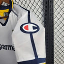 Camisa Parma Away II 2003/04 Retrô Masculina Branca com detalhes azuis e dourados, escudo histórico bordado e design clássico inspirado na era de ouro do clube.”