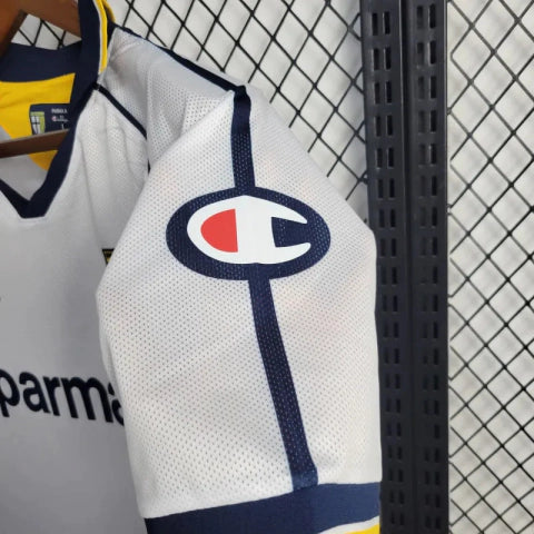 Camisa Parma Away II 2003/04 Retrô Masculina Branca com detalhes azuis e dourados, escudo histórico bordado e design clássico inspirado na era de ouro do clube.”