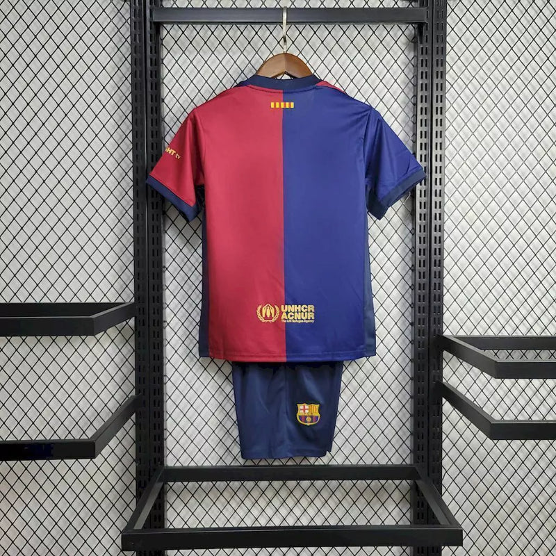 "Kit Infantil Barcelona Edição Coldplay 2024/25 Nike com camisa, short e meia, uniforme exclusivo infantil em cores vibrantes, tecido leve Dri-FIT, ideal para torcedores mirins e colecionadores."
