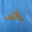 Camisa Bélgica Away II 2024/25 Adidas masculina, azul com detalhes em amarelo, escudo da seleção belga no peito e três listras Adidas nos ombros, feita em tecido leve e respirável com tecnologia AEROREADY, ideal para jogos, treinos e torcer com estilo e conforto.”