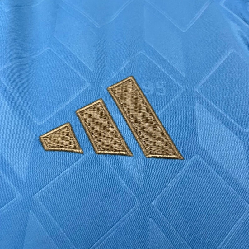 Camisa Bélgica Away II 2024/25 Adidas masculina, azul com detalhes em amarelo, escudo da seleção belga no peito e três listras Adidas nos ombros, feita em tecido leve e respirável com tecnologia AEROREADY, ideal para jogos, treinos e torcer com estilo e conforto.”
