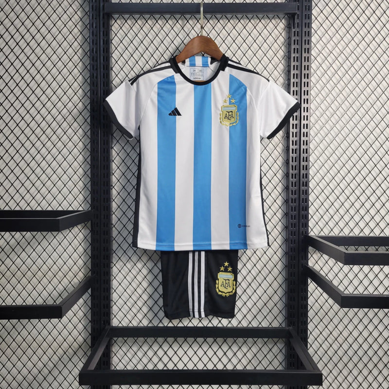 Kit Infantil Argentina Home I 2022/23 Adidas - uniforme infantil da Seleção Argentina com camisa e short, cores tradicionais azul e branco, inspirado na Copa do Mundo, ideal para jovens torcedores