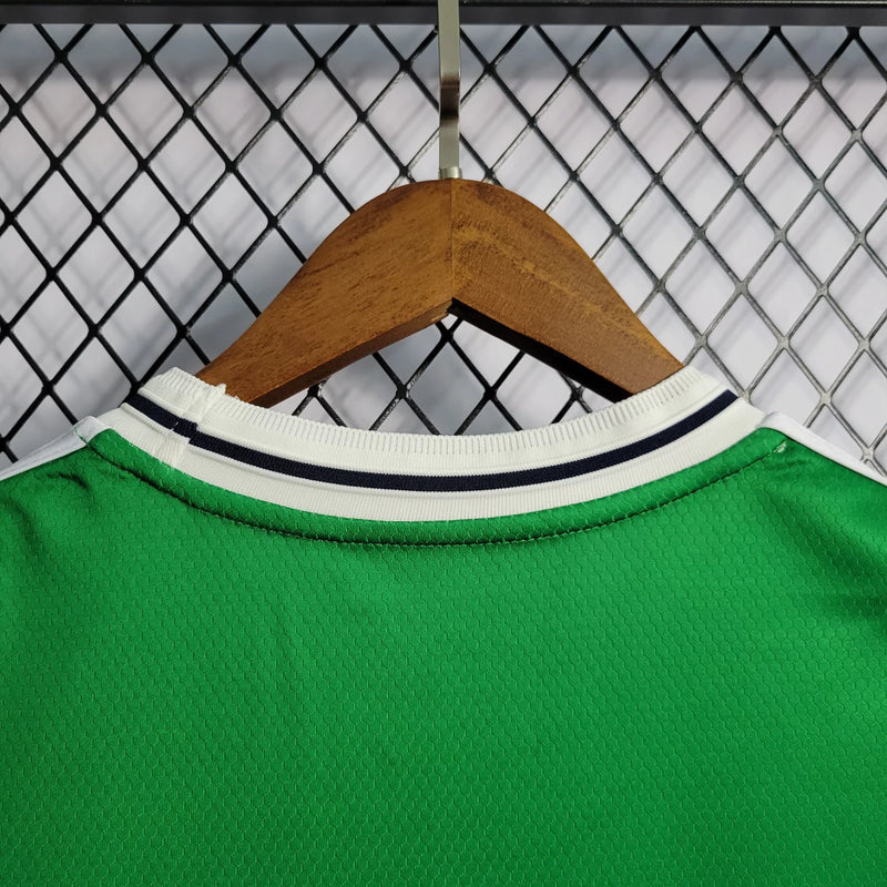 Camisa Irlanda do Norte Home I 2022/23 Adidas masculina verde com detalhes em branco e azul, gola careca, mangas curtas e tecido leve respirável para torcedores"