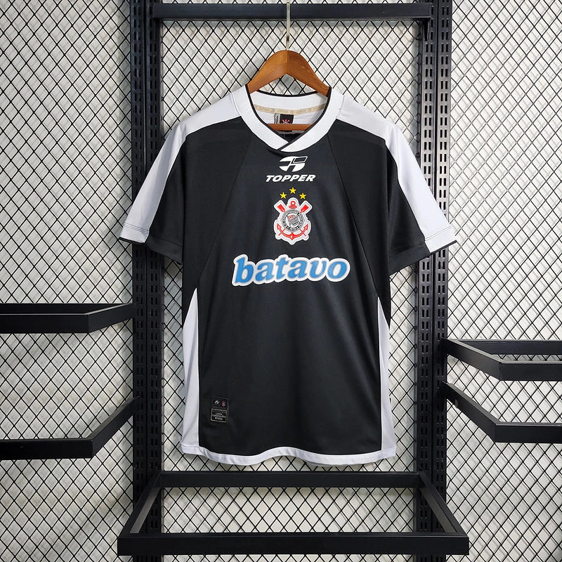 Camisa Corinthians Away II 2000/01 Topper Retrô Masculina – uniforme retrô de futebol, listras brancas e pretas, escudo do Corinthians em destaque, design clássico e histórico.