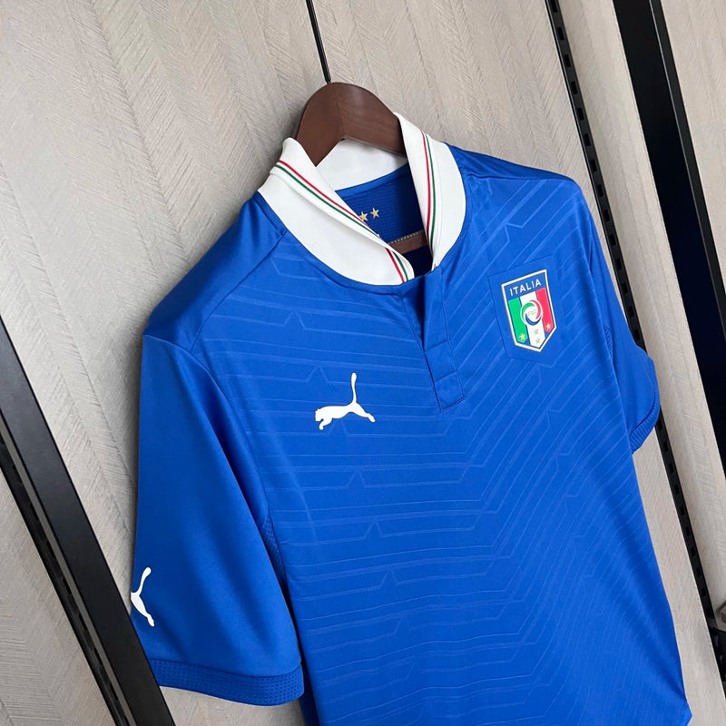 Camisa Itália Home I 2012/13 Puma Retrô Masculina, azul, com escudo da seleção italiana e logo Puma em destaque, feita em tecido leve e confortável, modelo retrô com caimento solto, ideal para colecionadores e torcedores.”