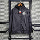 Corta vento Corinthians 2024/25 masculino nas cores preto e cinza com escudo do clube no peito