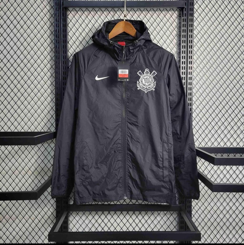 Corta vento Corinthians 2024/25 masculino nas cores preto e cinza com escudo do clube no peito