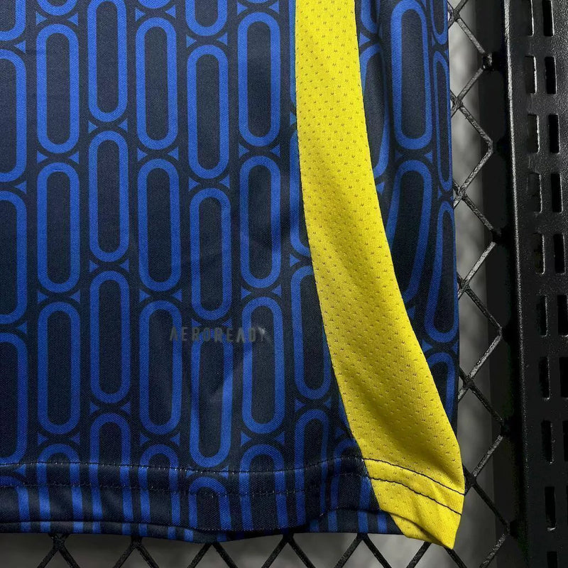 Camisa Al-Nassr Away (2) 2024/25 Adidas Torcedor Masculina branca com detalhes em azul e dourado, escudo do clube aplicado no peito e logo Adidas bordado."