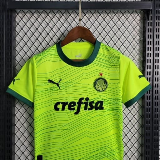 "Kit Infantil Palmeiras Third 2023/24 Puma completo com camisa, shorts e meião, oficial do Verdão, tecido leve e respirável, ideal para jovens torcedores.