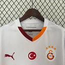 Camisa Galatasaray Away II 2024/25 Puma Torcedor Masculina Branca com detalhes em laranja e vermelho, escudo do clube, design moderno e confortável para torcedores apaixonados