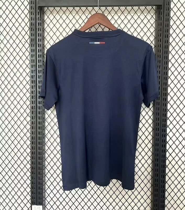 Camisa PSG 2025/26 Nike Torcedor Masculino azul, com escudo do Paris Saint-Germain bordado no peito, detalhes em vermelho e branco, modelo  com tecnologia Dri-FIT, ideal para torcedores apaixonados.