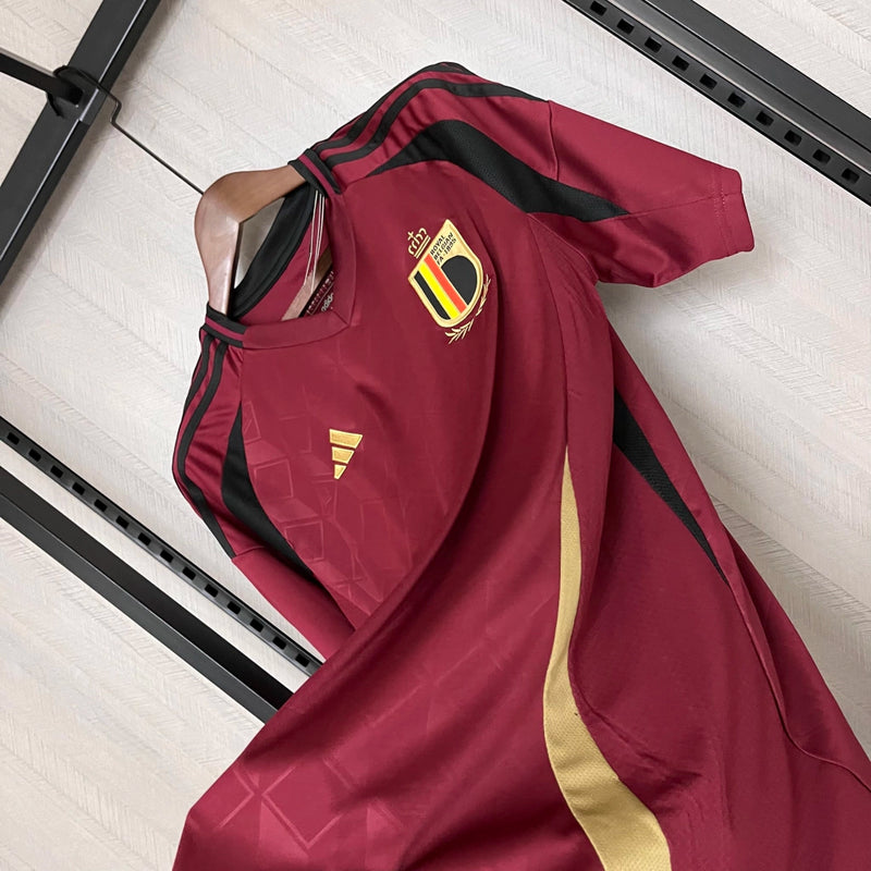 Camisa Bélgica Home I 2024/25 Adidas masculina, vinho, com escudo da seleção belga no peito, detalhes modernos e as três listras Adidas nos ombros, tecido leve e respirável com tecnologia AEROREADY, ideal para jogos, treinos e torcer com estilo e conforto.”