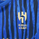 Camisa Al-Hilal Home I 2025/26 Puma Torcedor Masculina azul, uniforme oficial do clube saudita Al-Hilal, design moderno com tecnologia Puma DryCell, confortável e respirável, ideal para torcedores, colecionadores e fãs de futebol asiático