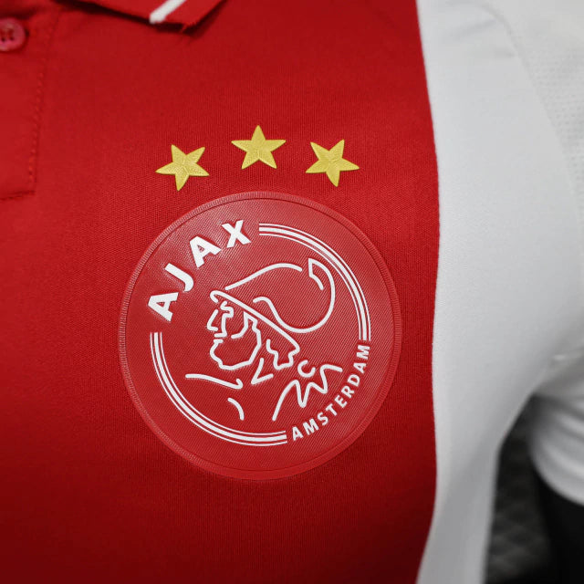 "Camisa Ajax Home (1) 2024/25 Adidas Jogador Masculina oficial, branca com faixa vermelha central, modelo player issue slim fit usado pelos jogadores do Ajax"