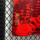 Camisa Portugal Edição A Seleção 2024/25 Torcedor Masculina vermelha com detalhes em verde e dourado, escudo bordado da Federação Portuguesa de Futebol, gola careca e tecido leve respirável ideal para torcer com estilo e conforto