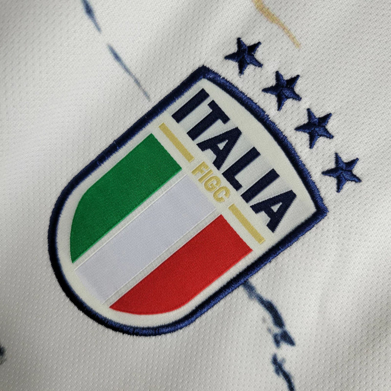 Camisa Itália Away II 2023/24 Adidas Torcedor masculina, off white, com escudo da seleção italiana no peito e três listras Adidas nos ombros, feita em tecido leve e respirável, modelo com caimento torcedor mais solto e confortável, ideal para torcer com estilo e autenticidade.”