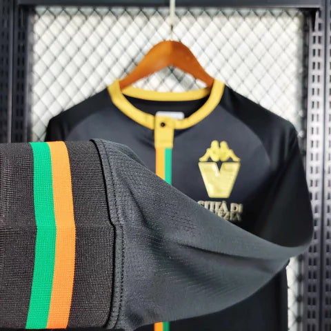 Camisa Venezia Home I 2023/24 Kappa Torcedor Masculina Preta Manga Longa com detalhes em dourado e laranja, escudo bordado e design elegante inspirado na moda italiana.”

