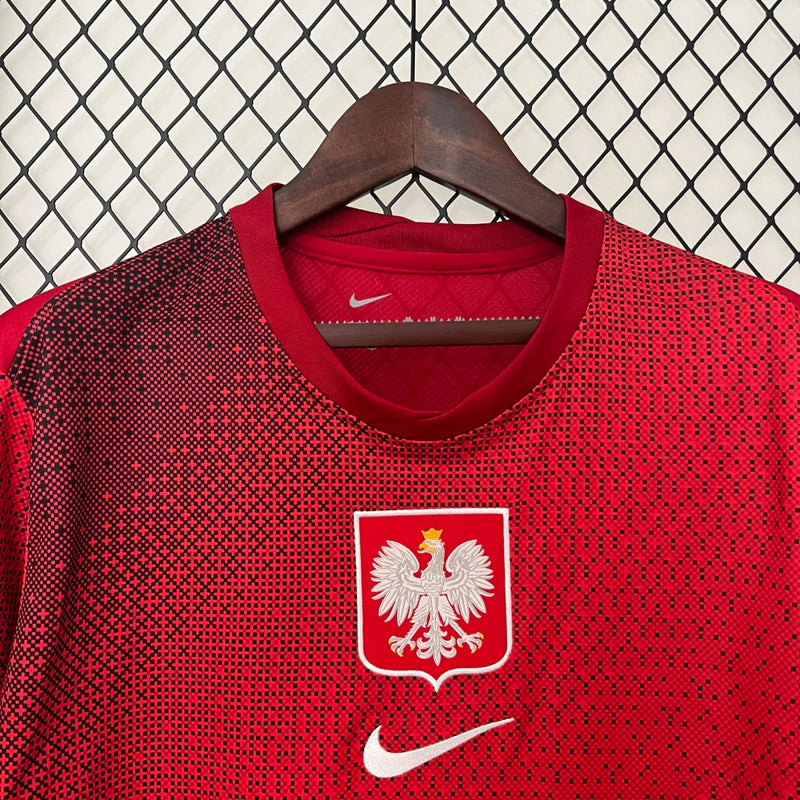 Camisa Polônia Away II 2024/25 Nike Torcedor Masculina, vermelha, com escudo da seleção polonesa e logo Nike em destaque, feita em tecido leve e respirável, modelo masculino com caimento confortável, ideal para jogos e uso casual.”