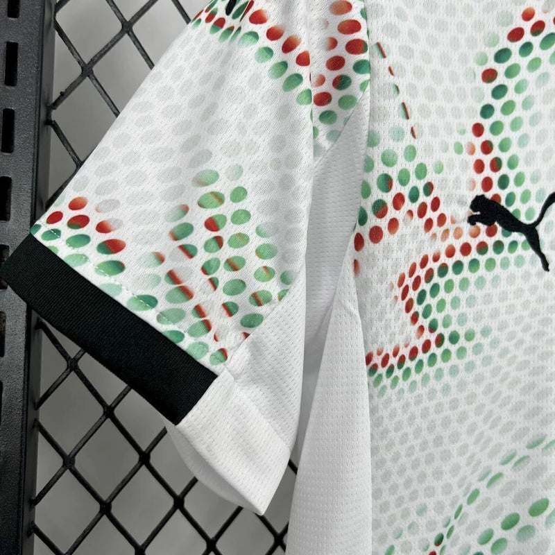 Detalhe do escudo Portugal e logo Puma no Kit Infantil Away (2) 2025, tecido leve e respirável para crianças