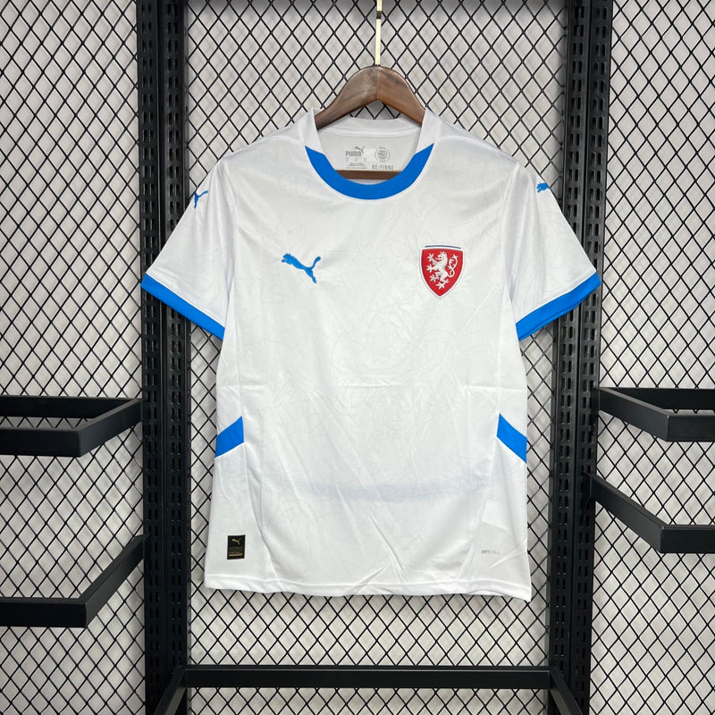 Camisa República Tcheca Away II 2024/25 Puma masculina branca com detalhes vermelhos e azuis, gola careca e tecido leve respirável para torcedores"