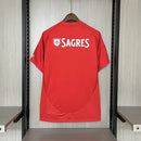 Camisa Benfica Home I 2024/25 Adidas Torcedor Masculina Vermelha, design clássico com detalhes brancos, conforto e tradição do futebol português.”