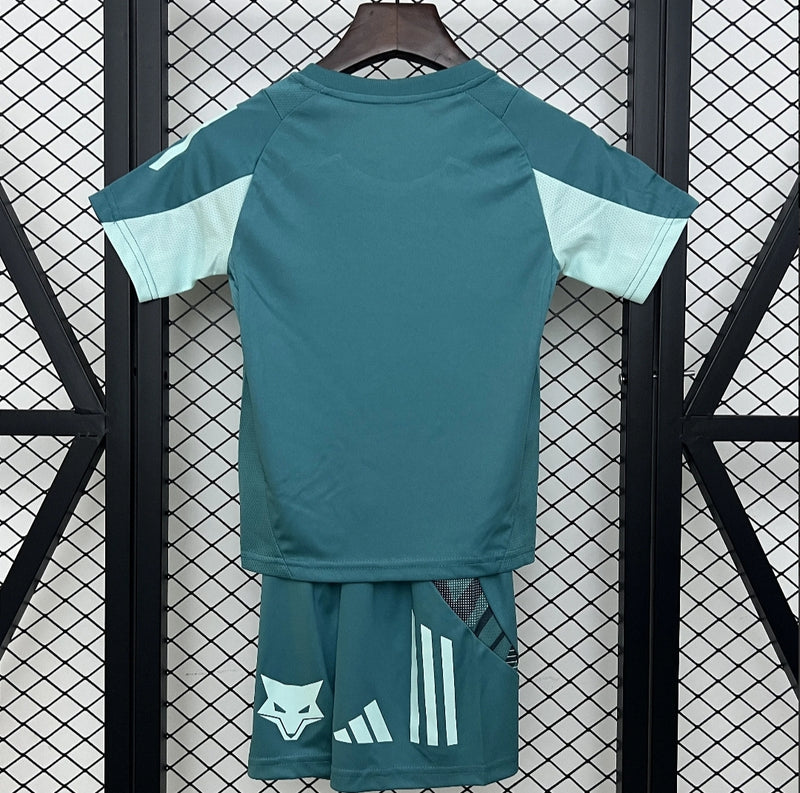 Kit Infantil Cruzeiro Treino 2025/26 Adidas azul oficial, composto por camisa e shorts, tecido leve e respirável com tecnologia AEROREADY, ideal para jovens torcedores do Cruzeiro.