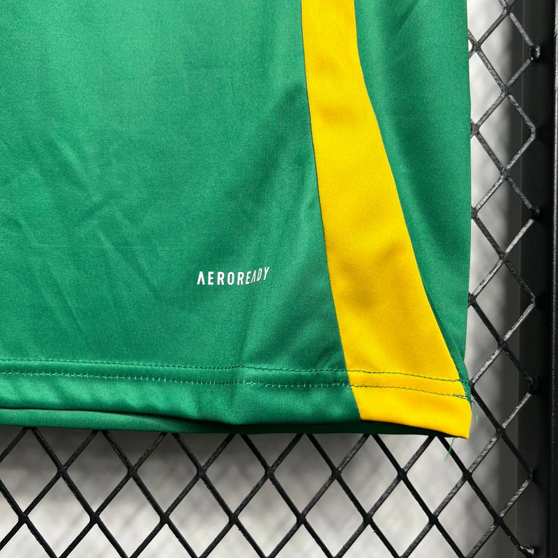 Camisa Jamaica Pré-Jogo 2024/25 Adidas Torcedor Masculina verde, uniforme de aquecimento da seleção jamaicana, design vibrante, tecido leve e respirável, corte masculino."
camisa Jamaica pré-jogo 2024/25
camisa Adidas Jamaica verde
camisa seleção Jamaica masculina
uniforme pré-jogo Jamaica futebol