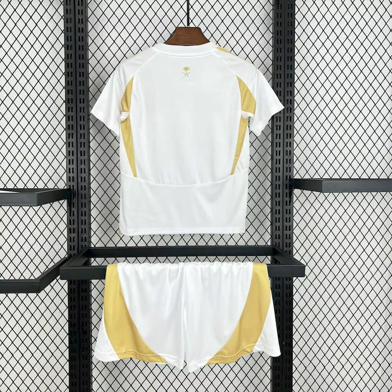 Kit Infantil Al-Nassr Third III 2024/25 Adidas – uniforme com camisa e short inspirados em Cristiano Ronaldo, design moderno, tecido leve e confortável para crianças torcedoras do clube saudita."